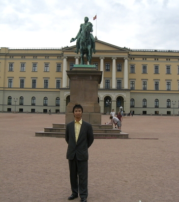 カールヨハンの銅像での記念撮影