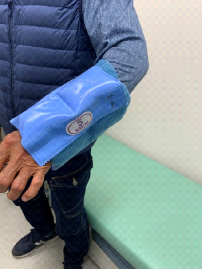 5kgのおもりを左の前腕に