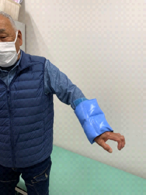 左上肢をあげて